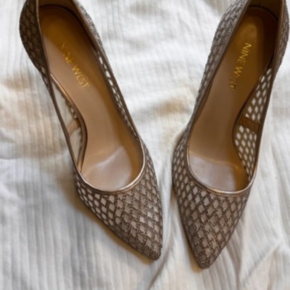 Nine West Women's Tatiana Sparkly Gold Mesh Glitter Pumps/Heels, size 6M - Picture 2 of 10
